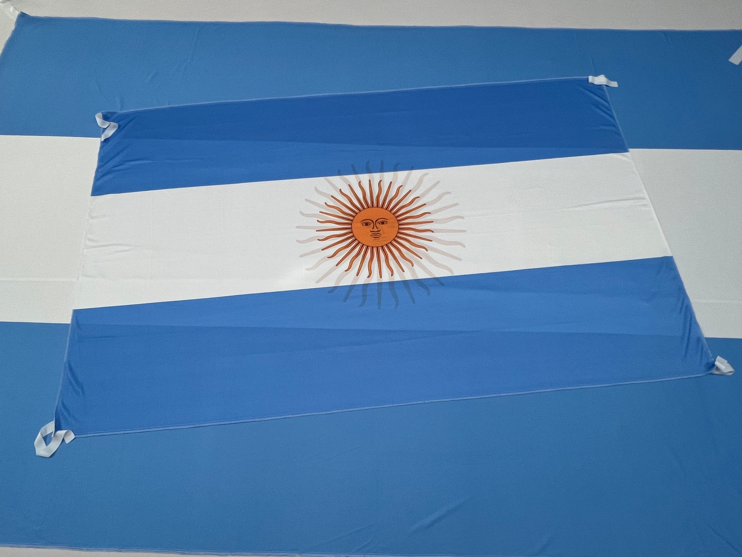Bandera Argentina – 1,50 x 1,00 m / 2,50 x 1,50 m – Tela Resistente – Envío Gratis a Todo el País