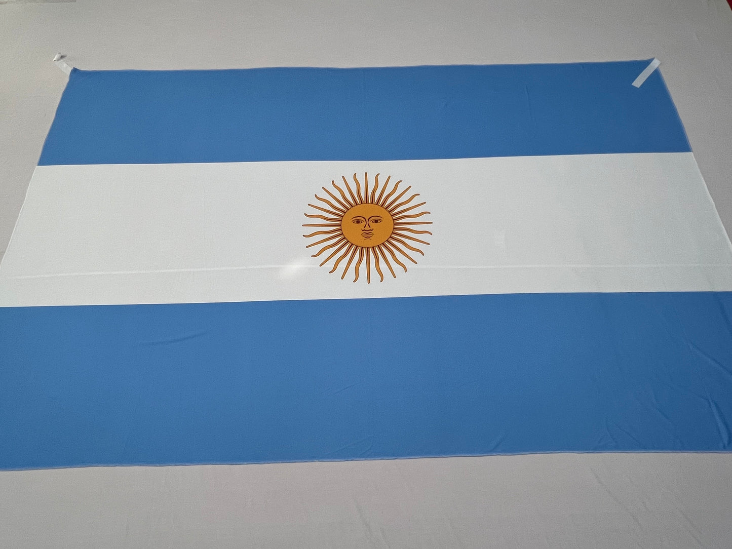 Bandera Argentina – 1,50 x 1,00 m / 2,50 x 1,50 m – Tela Resistente – Envío Gratis a Todo el País