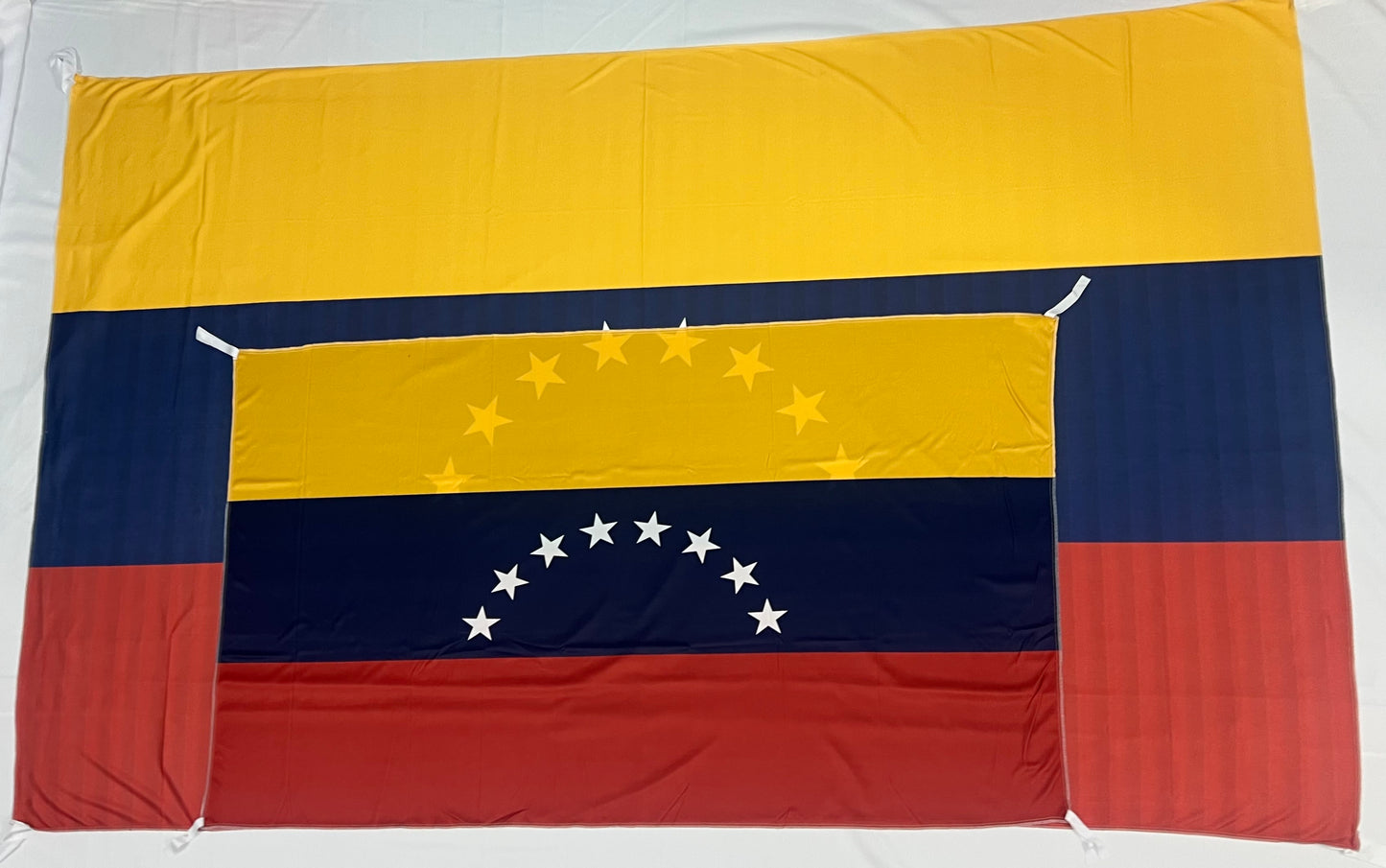 Banderas de Venezuela – 1,50 x 1,00 m / 2,50 x 1,50 m – Tela Resistente – Envío Gratis a Todo el País 🇻🇪