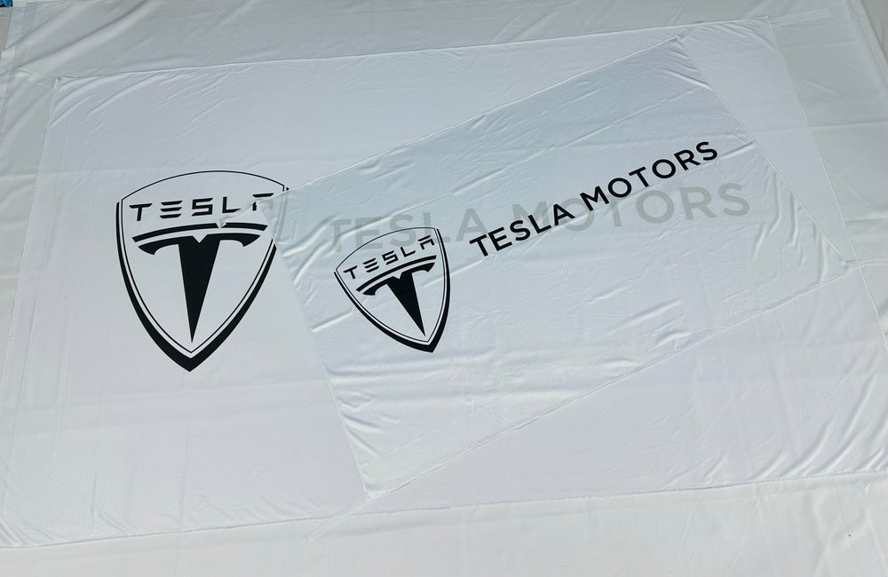 Bandera Tesla Blanca Letras Negras – 1,00 x 1,50 m / 1,50 x 2,50 m – ENVÍO GRATIS
