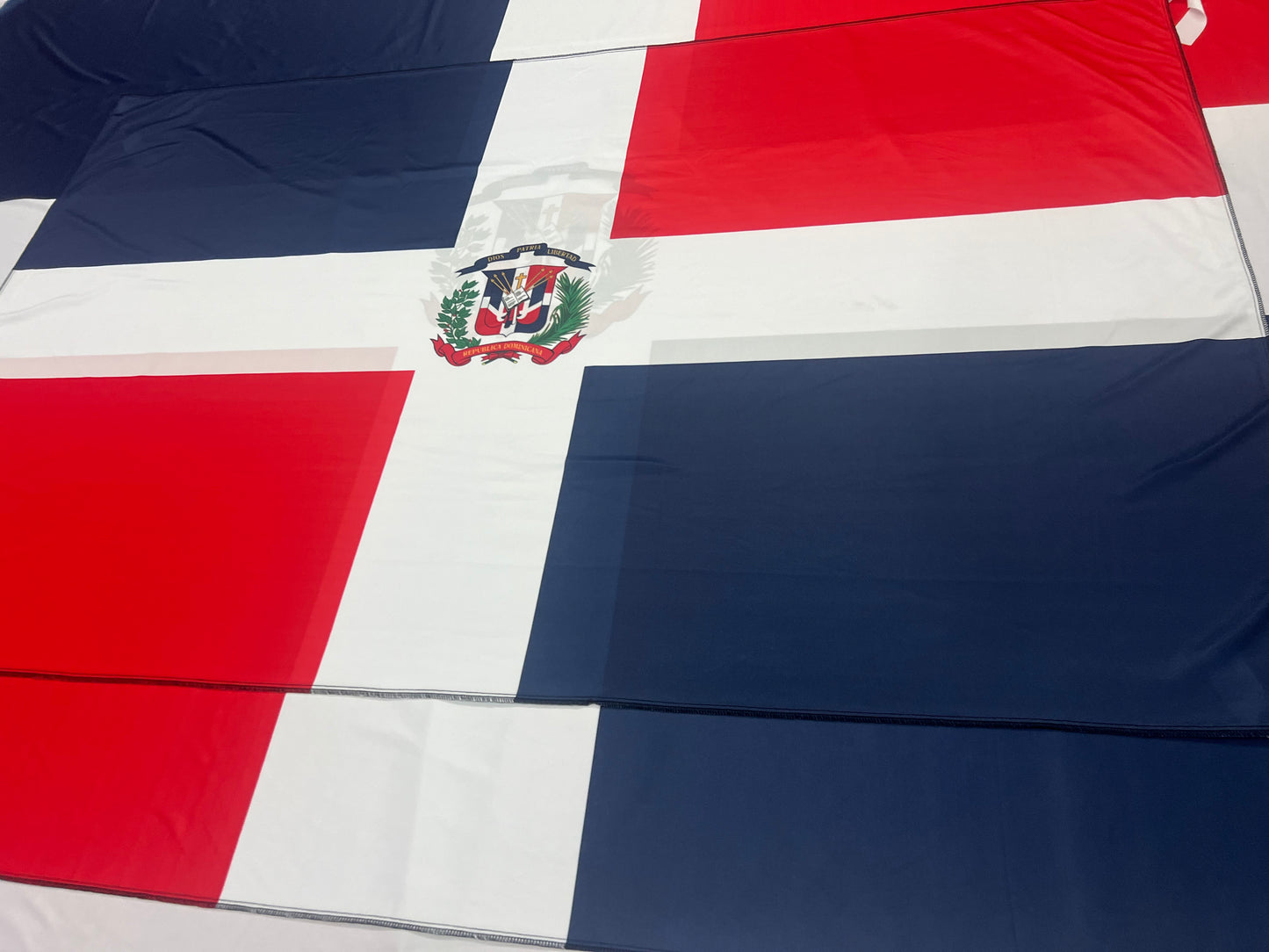Bandera de República Dominica – 1,50 x 1,00 m / 2,50 x 1,50 m – Tela Resistente – Envío Gratis a Todo el País
