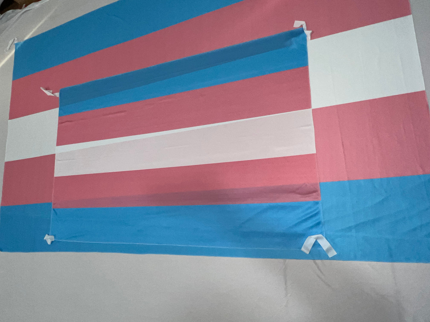 Bandera del Orgullo Trans – 1,50 x 1,00 m / 2,50 x 1,50 m – Tela Resistente – Envío Gratis a Todo el País