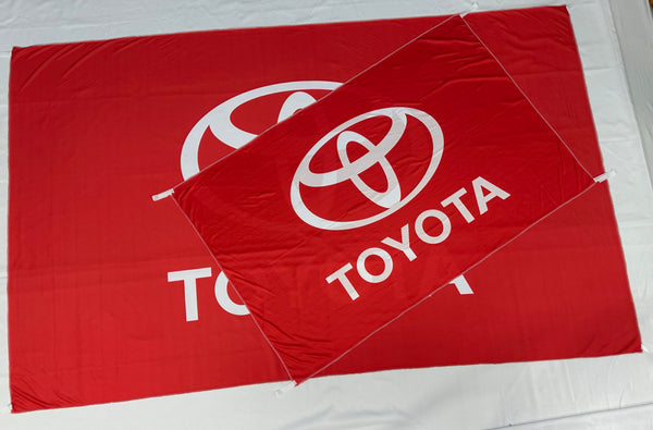 Bandera Toyota Roja – 1,00 x 1,50 m / 1,50 x 2,50 m – ENVÍO GRATIS A TODO EL PAÍS