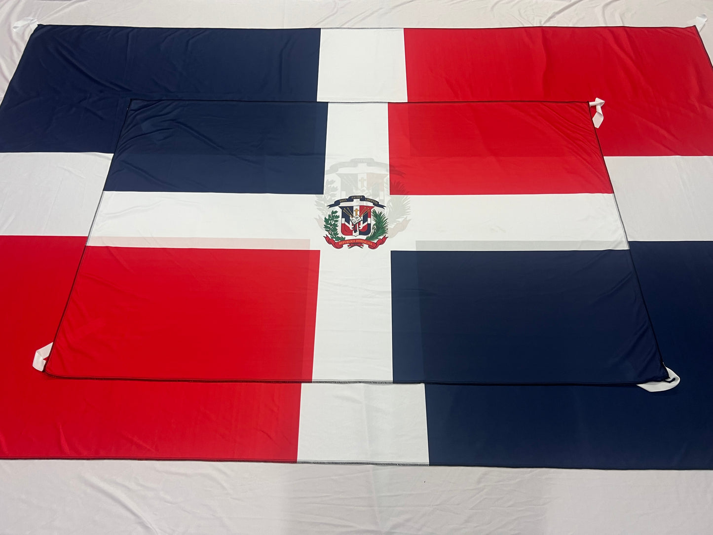 Bandera de República Dominica – 1,50 x 1,00 m / 2,50 x 1,50 m – Tela Resistente – Envío Gratis a Todo el País