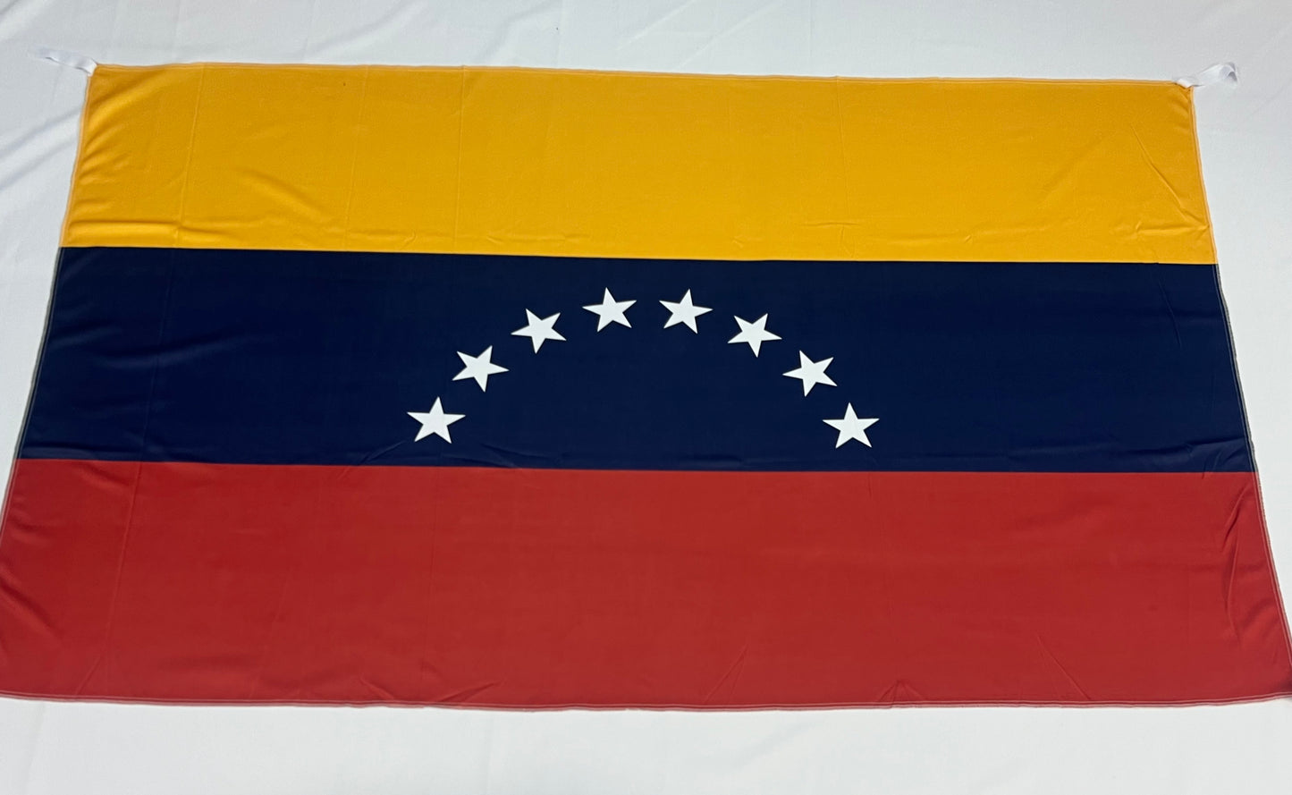 Banderas de Venezuela – 1,50 x 1,00 m / 2,50 x 1,50 m – Tela Resistente – Envío Gratis a Todo el País 🇻🇪