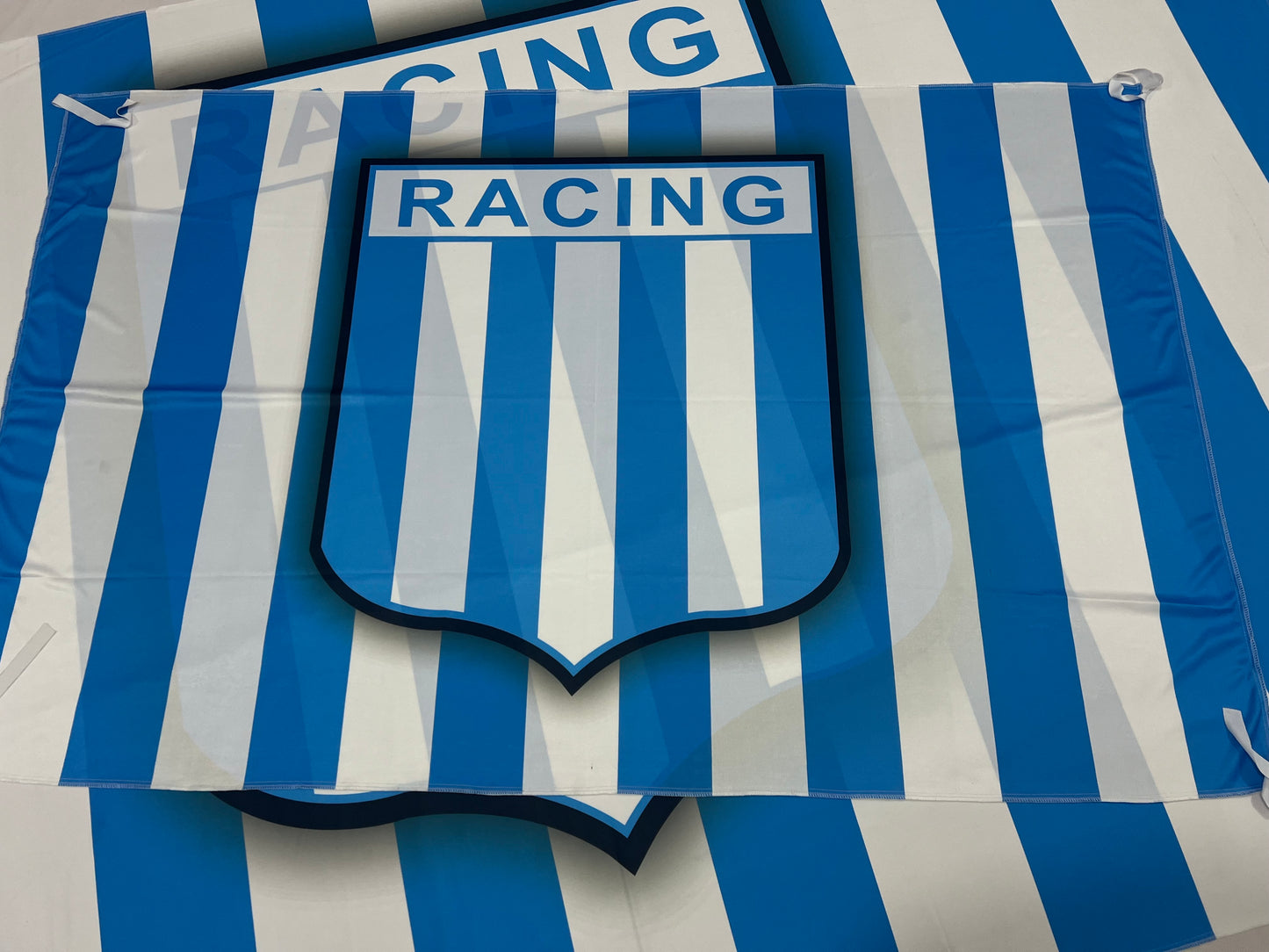 Banderas de Racing Club – 1,50 x 1,00 m / 2,50 x 1,50 m – Tela Resistente – Envío Gratis a Todo el País 🇦🇷