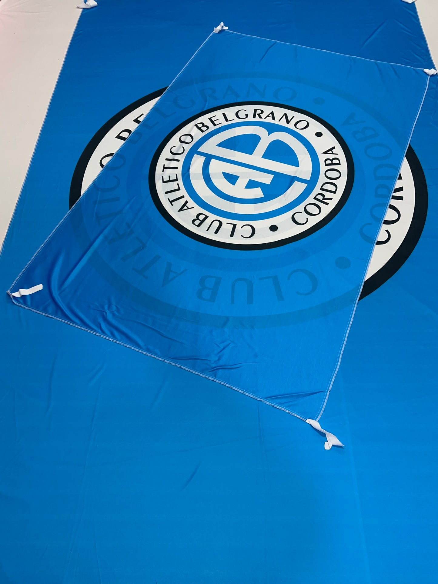 Banderas de Belgrano de Córdoba – 1,50 x 1,00 m / 2,50 x 1,50 m – Tela Resistente – Envío Gratis a Todo el País 🇦🇷