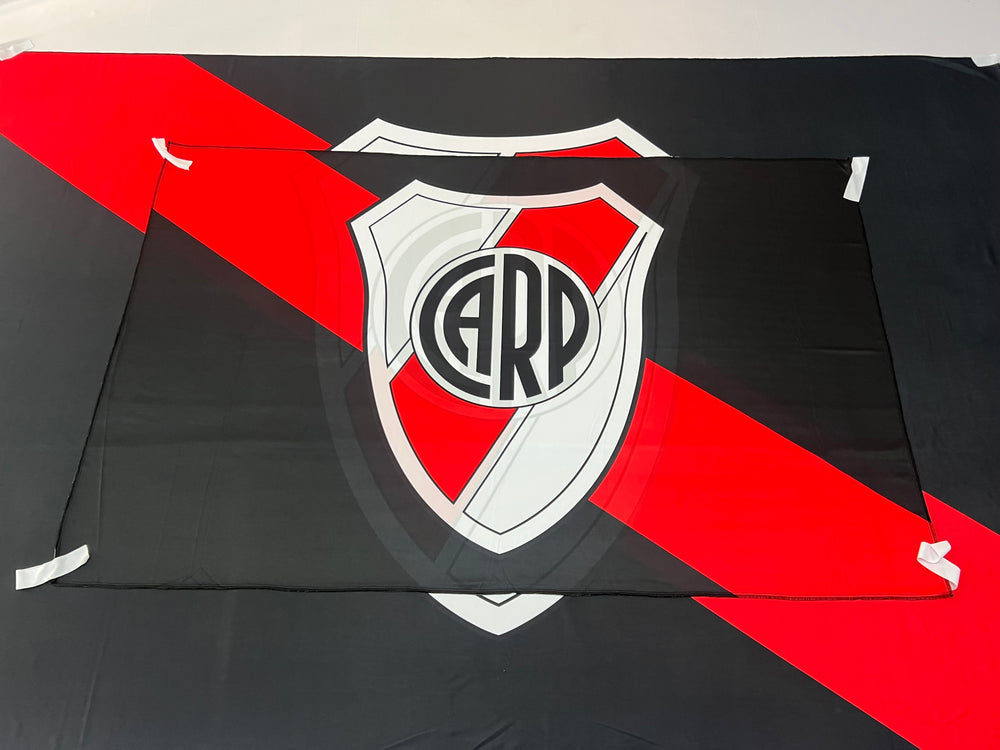 Bandera River (Negra) – 1,50 x 1,00 m / 2,50 x 1,50 m – Tela Resistente – Envío Gratis a Todo el País