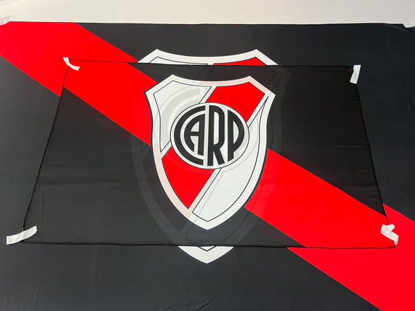 Bandera River (Negra) – 1,50 x 1,00 m / 2,50 x 1,50 m – Tela Resistente – Envío Gratis a Todo el País
