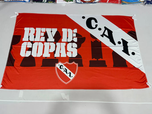 Bandera Independiente “El Rey de Copas” – Rojo Pasión para Tribuna o Decoración