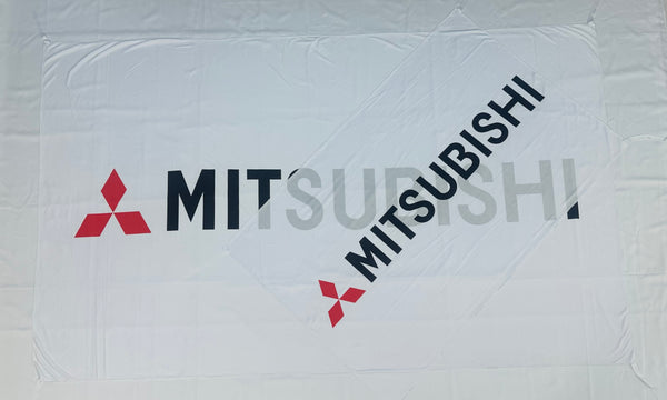 Bandera Mitsubishi Blanca – 1,00 x 1,50 m / 1,50 x 2,50 m – ENVÍO GRATIS A TODO EL PAÍS