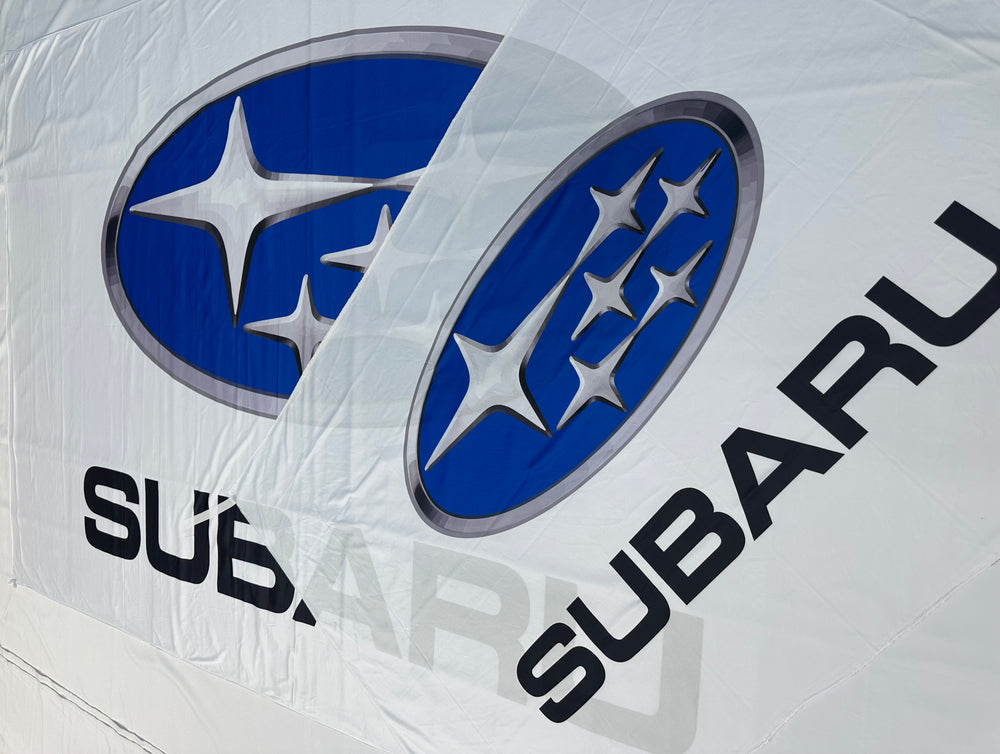 Bandera Subaru Blanca – 1,00 x 1,50 m / 1,50 x 2,50 m – ENVÍO GRATIS A TODO EL PAÍS