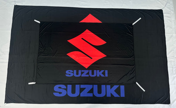 Bandera Suzuki Negra – 1,00 x 1,50 m / 1,50 x 2,50 m – ENVÍO GRATIS A TODO EL PAÍS