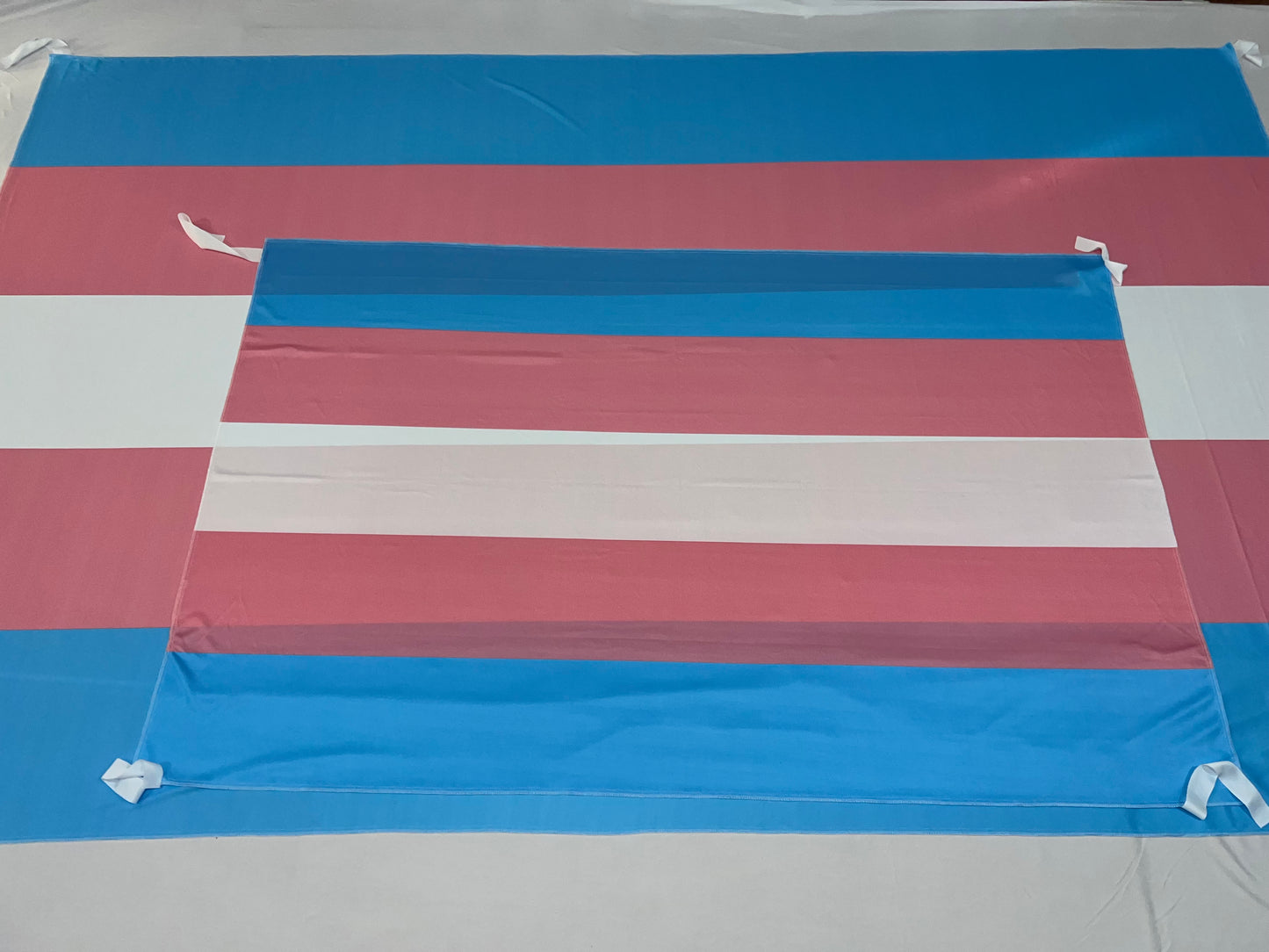 Bandera del Orgullo Trans – 1,50 x 1,00 m / 2,50 x 1,50 m – Tela Resistente – Envío Gratis a Todo el País