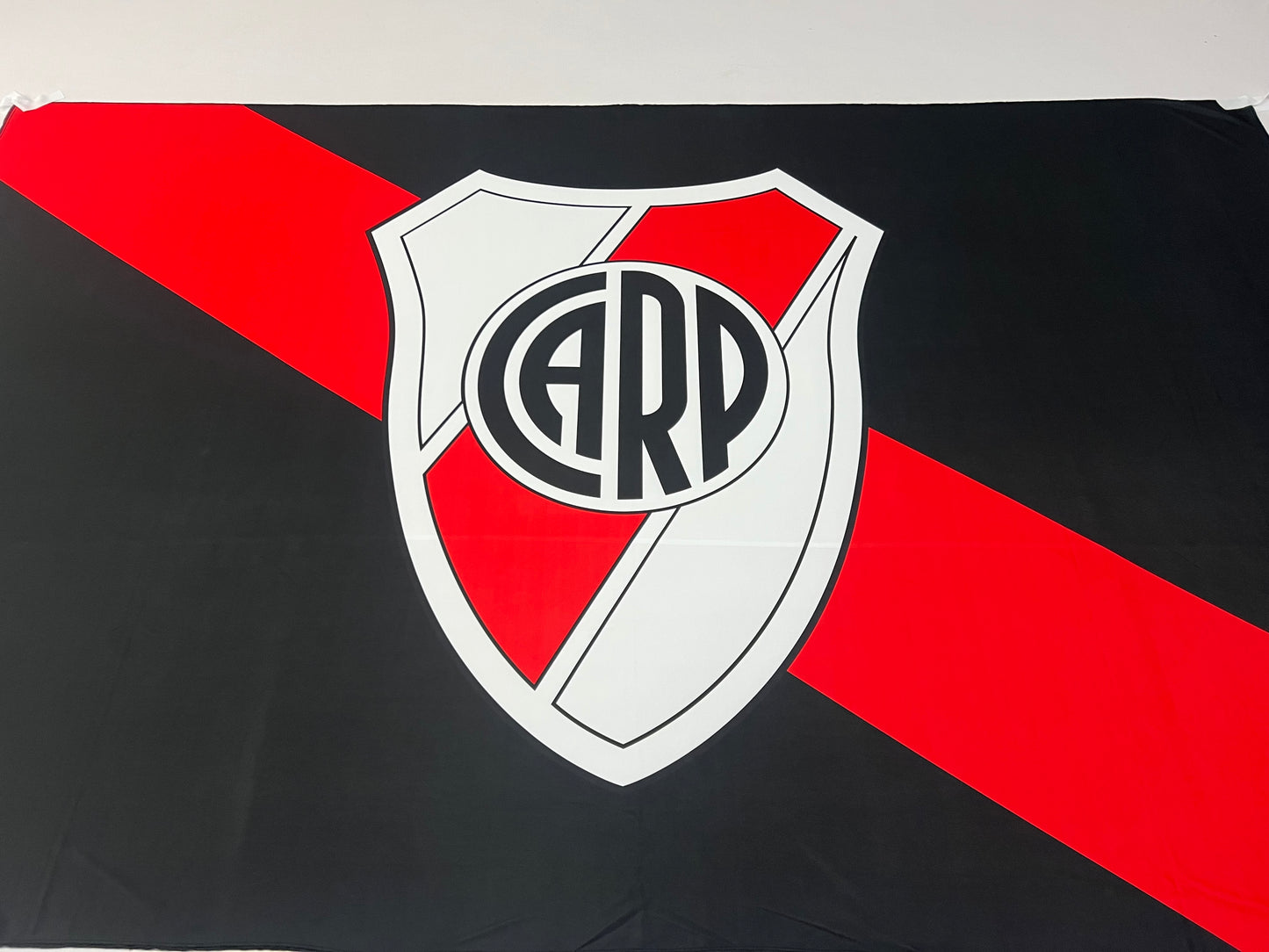 Bandera River (Negra) – 1,50 x 1,00 m / 2,50 x 1,50 m – Tela Resistente – Envío Gratis a Todo el País