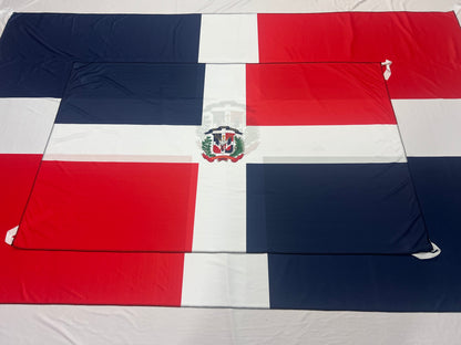 Bandera de República Dominica – 1,50 x 1,00 m / 2,50 x 1,50 m – Tela Resistente – Envío Gratis a Todo el País