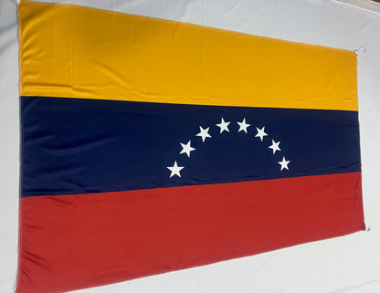 Banderas de Venezuela – 1,50 x 1,00 m / 2,50 x 1,50 m – Tela Resistente – Envío Gratis a Todo el País 🇻🇪