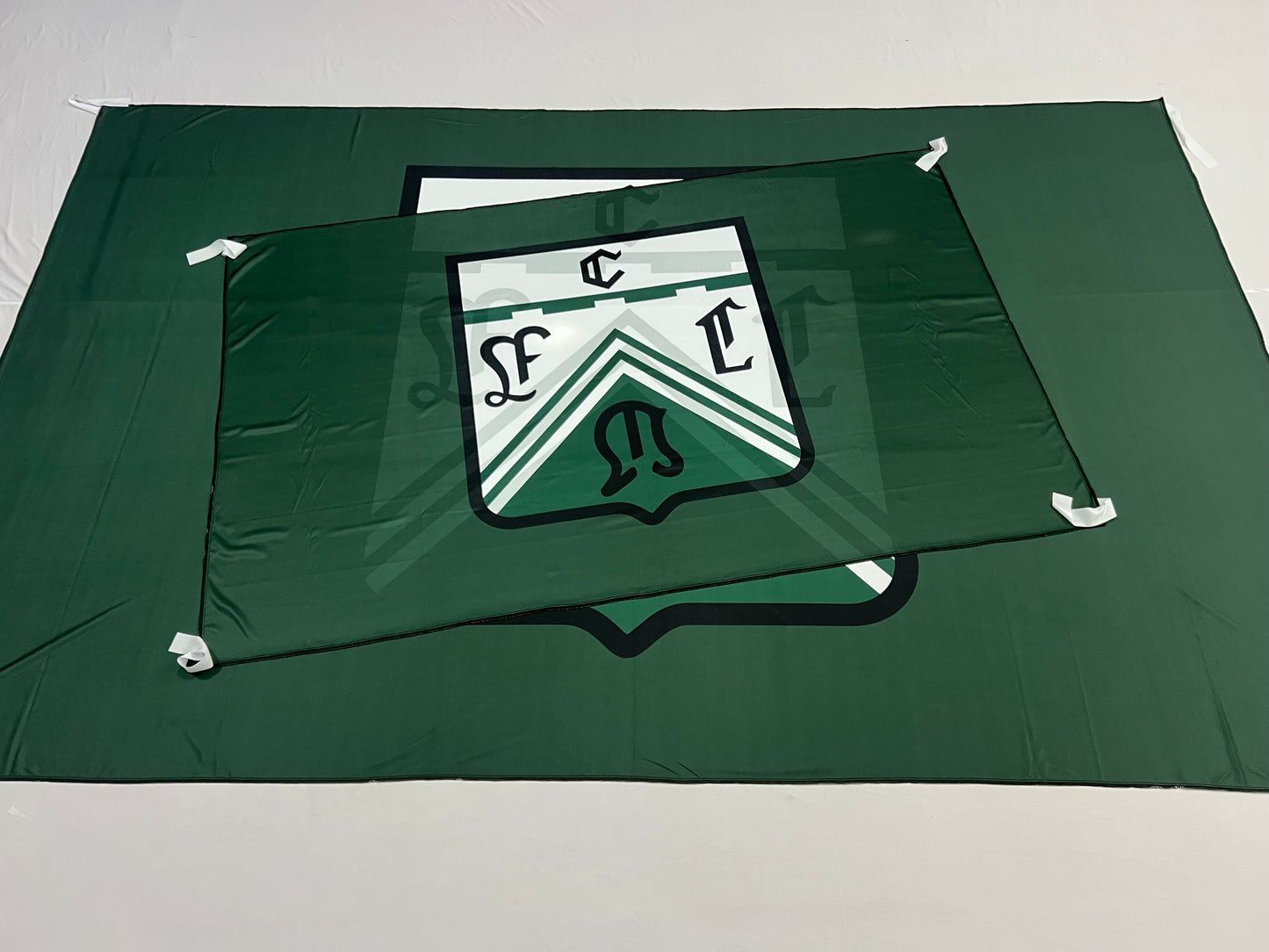 Bandera Ferro – 1,50 x 1,00 m / 2,50 x 1,50 m – Tela Resistente – Envío Gratis a Todo el País