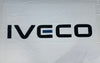 Bandera Iveco Blanca Letras Negras – 1,00 x 1,50 m / 1,50 x 2,50 m – ENVÍO GRATIS