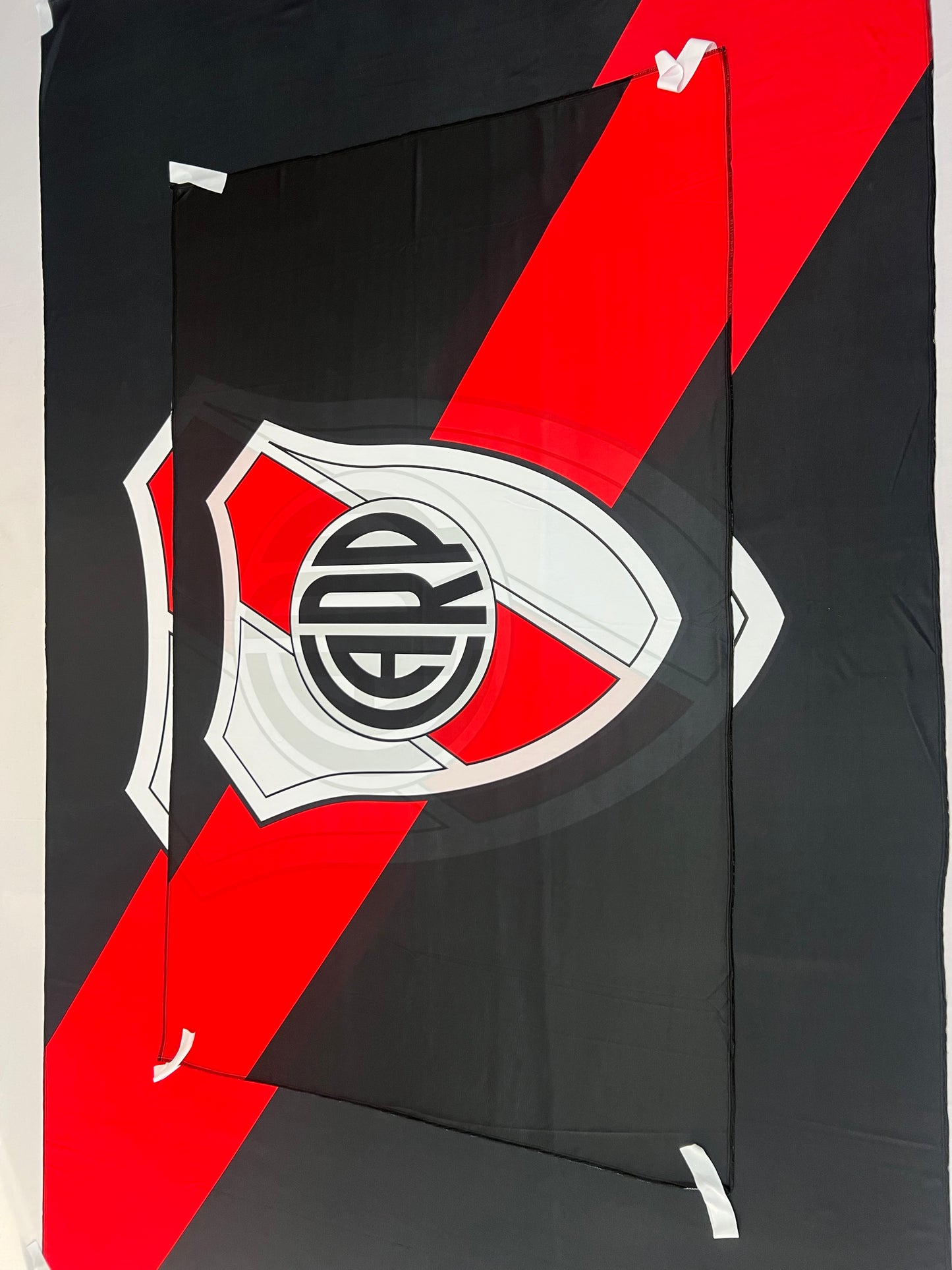 Bandera River (Negra) – 1,50 x 1,00 m / 2,50 x 1,50 m – Tela Resistente – Envío Gratis a Todo el País