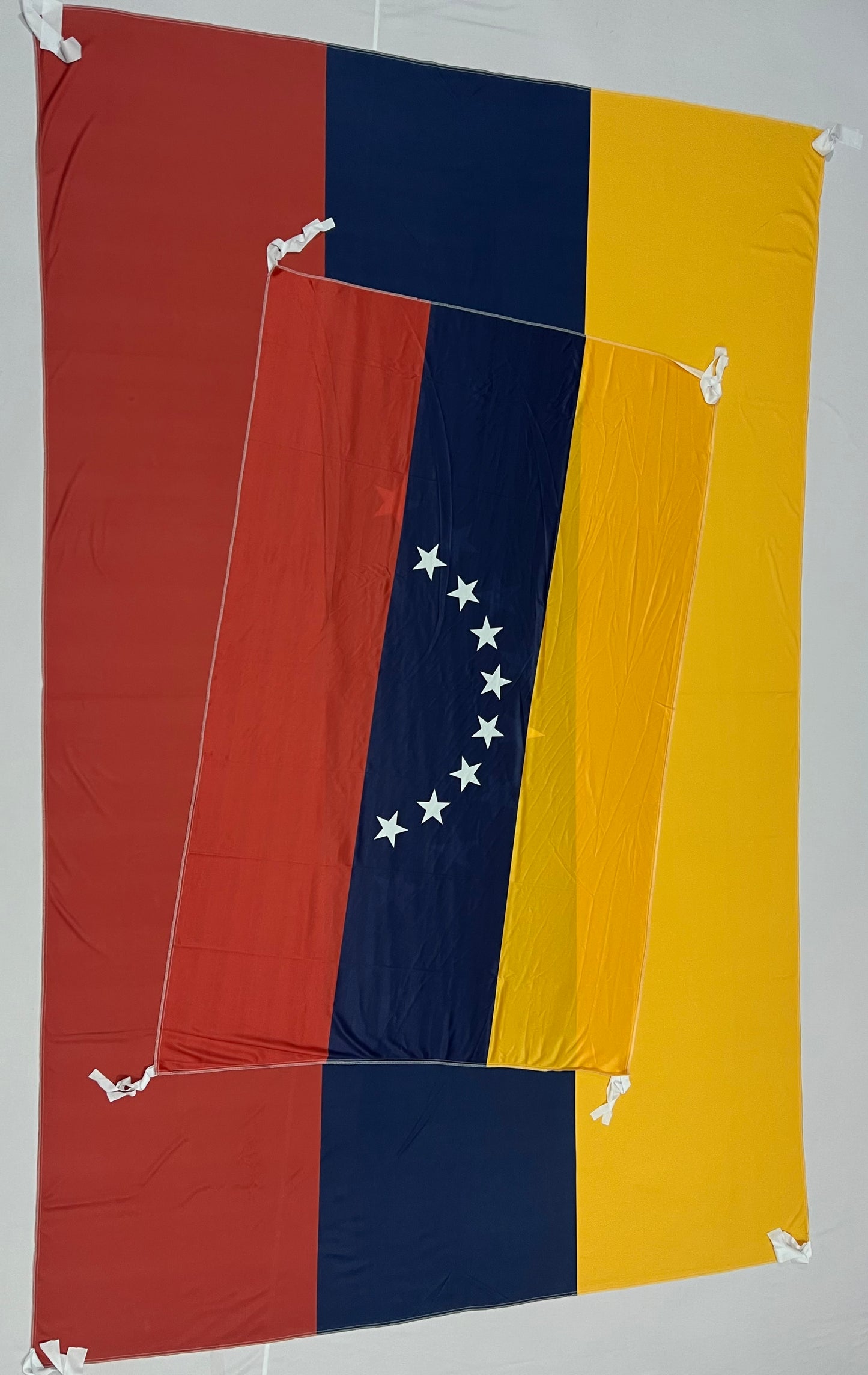 Banderas de Venezuela – 1,50 x 1,00 m / 2,50 x 1,50 m – Tela Resistente – Envío Gratis a Todo el País 🇻🇪