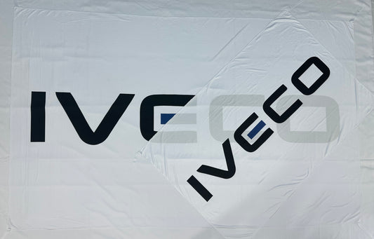 Bandera Iveco Blanca Letras Negras – 1,00 x 1,50 m / 1,50 x 2,50 m – ENVÍO GRATIS