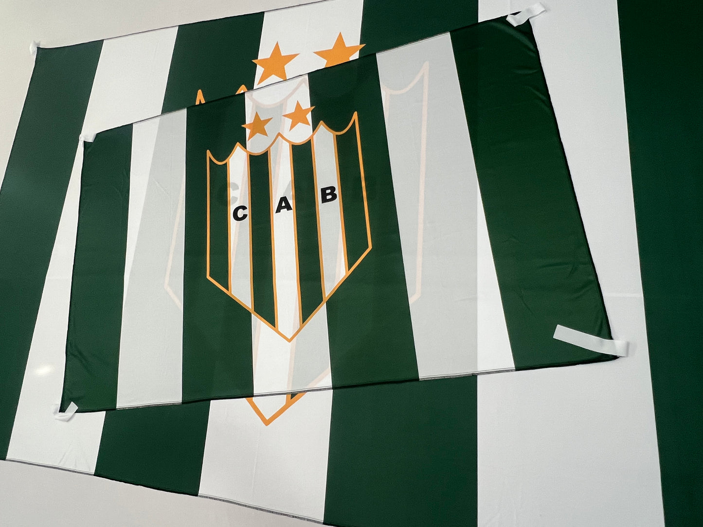 Bandera Banfield (Doble Raya) – 1,50 x 1,00 m / 2,50 x 1,50 m – Tela Resistente – Envío Gratis a Todo el País