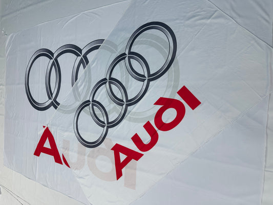 Bandera Audi Blanca – 1,00 x 1,50 m / 1,50 x 2,50 m – ENVÍO GRATIS A TODO EL PAÍS