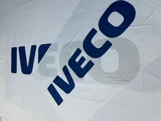 Bandera Iveco Blanca – 1,00 x 1,50 m / 1,50 x 2,50 m – ENVÍO GRATIS A TODO EL PAÍS