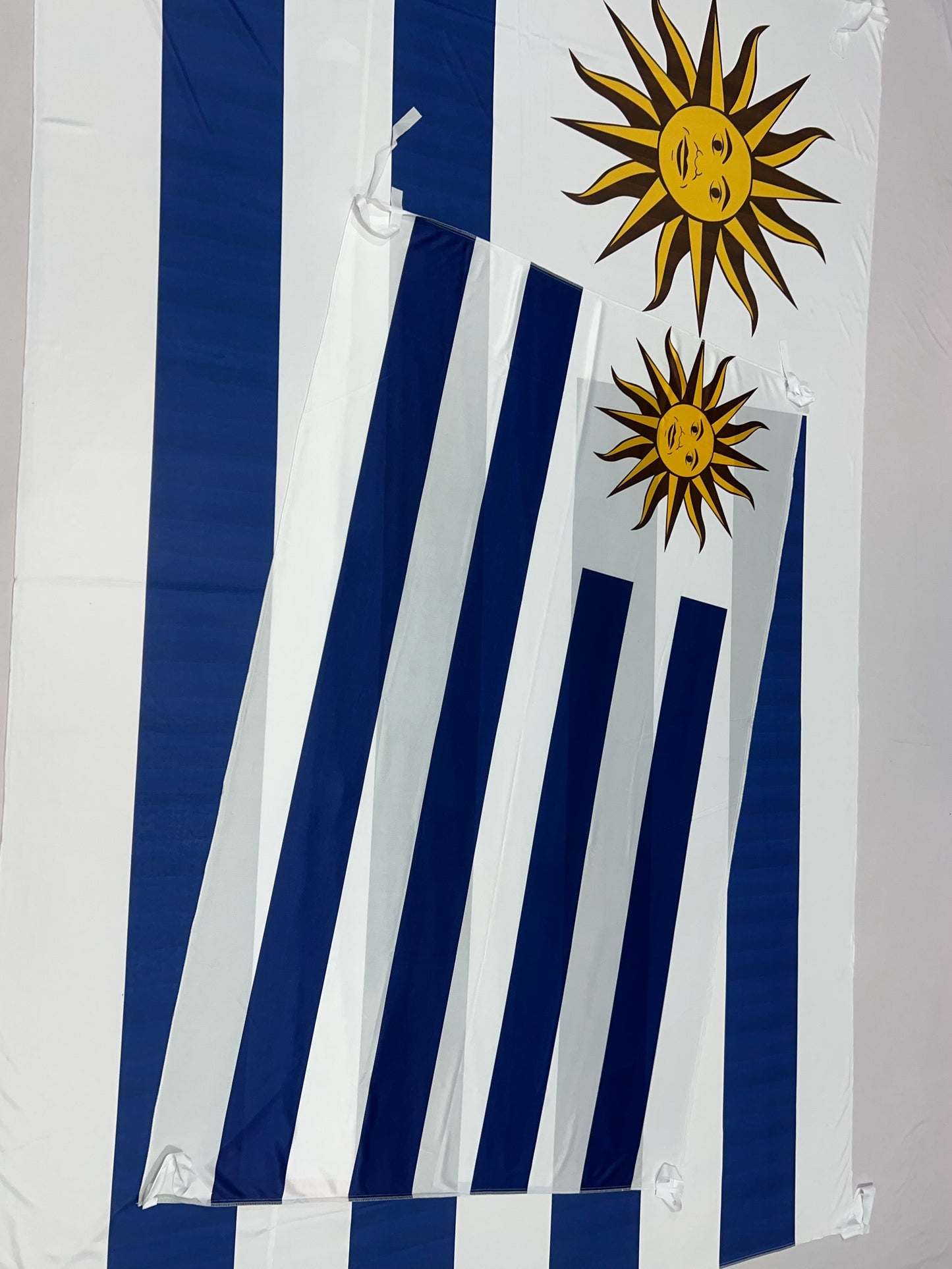 Banderas de Uruguay – 1,50 x 1,00 m / 2,50 x 1,50 m – Tela Resistente – Envío Gratis a Todo el País 🇺🇾