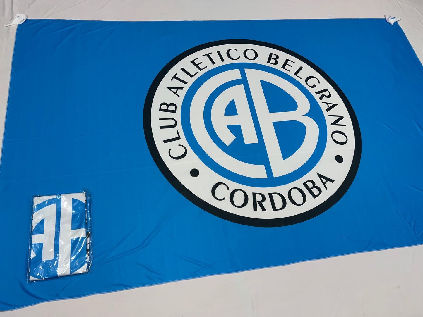 Banderas de Belgrano de Córdoba – 1,50 x 1,00 m / 2,50 x 1,50 m – Tela Resistente – Envío Gratis a Todo el País 🇦🇷