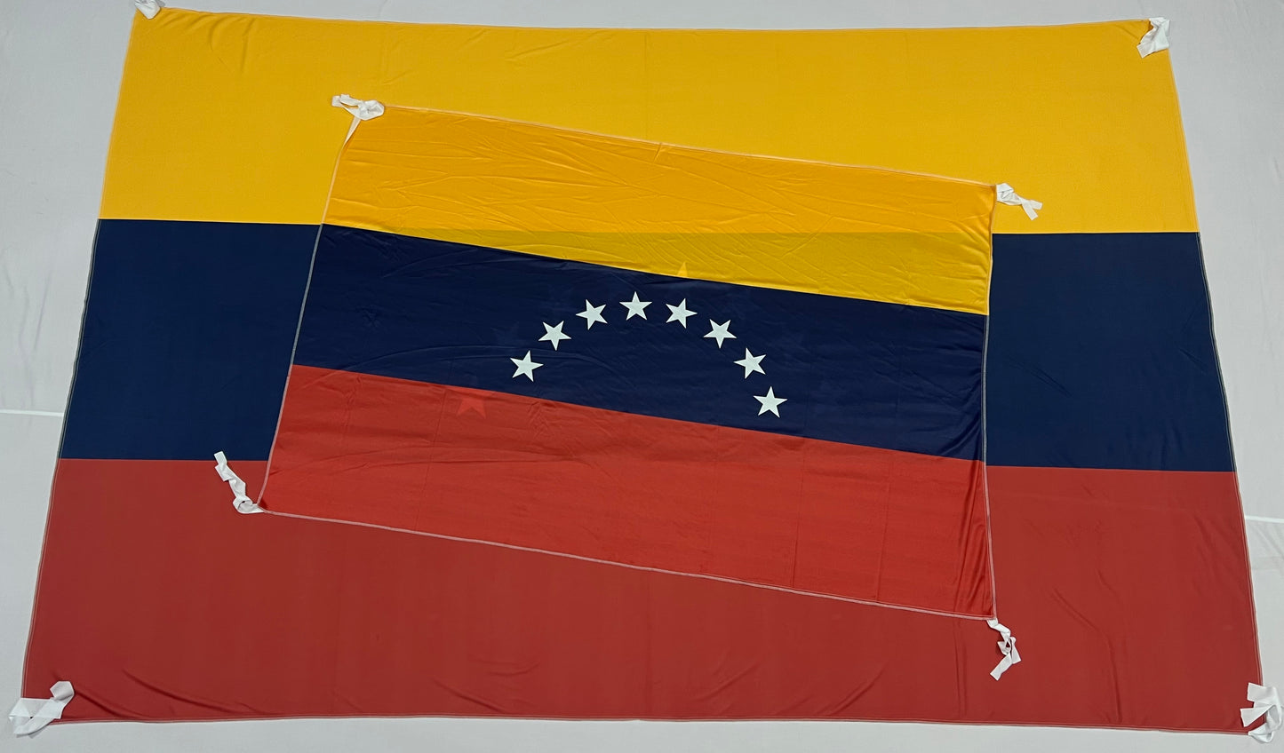 Banderas de Venezuela – 1,50 x 1,00 m / 2,50 x 1,50 m – Tela Resistente – Envío Gratis a Todo el País 🇻🇪
