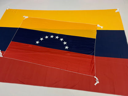 Banderas de Venezuela – 1,50 x 1,00 m / 2,50 x 1,50 m – Tela Resistente – Envío Gratis a Todo el País 🇻🇪