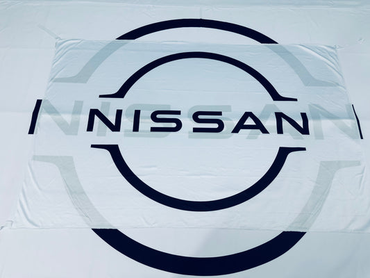 Bandera Nissan Blanca Letras Negras – 1,00 x 1,50 m / 1,50 x 2,50 m – ENVÍO GRATIS A TODO EL PAÍS