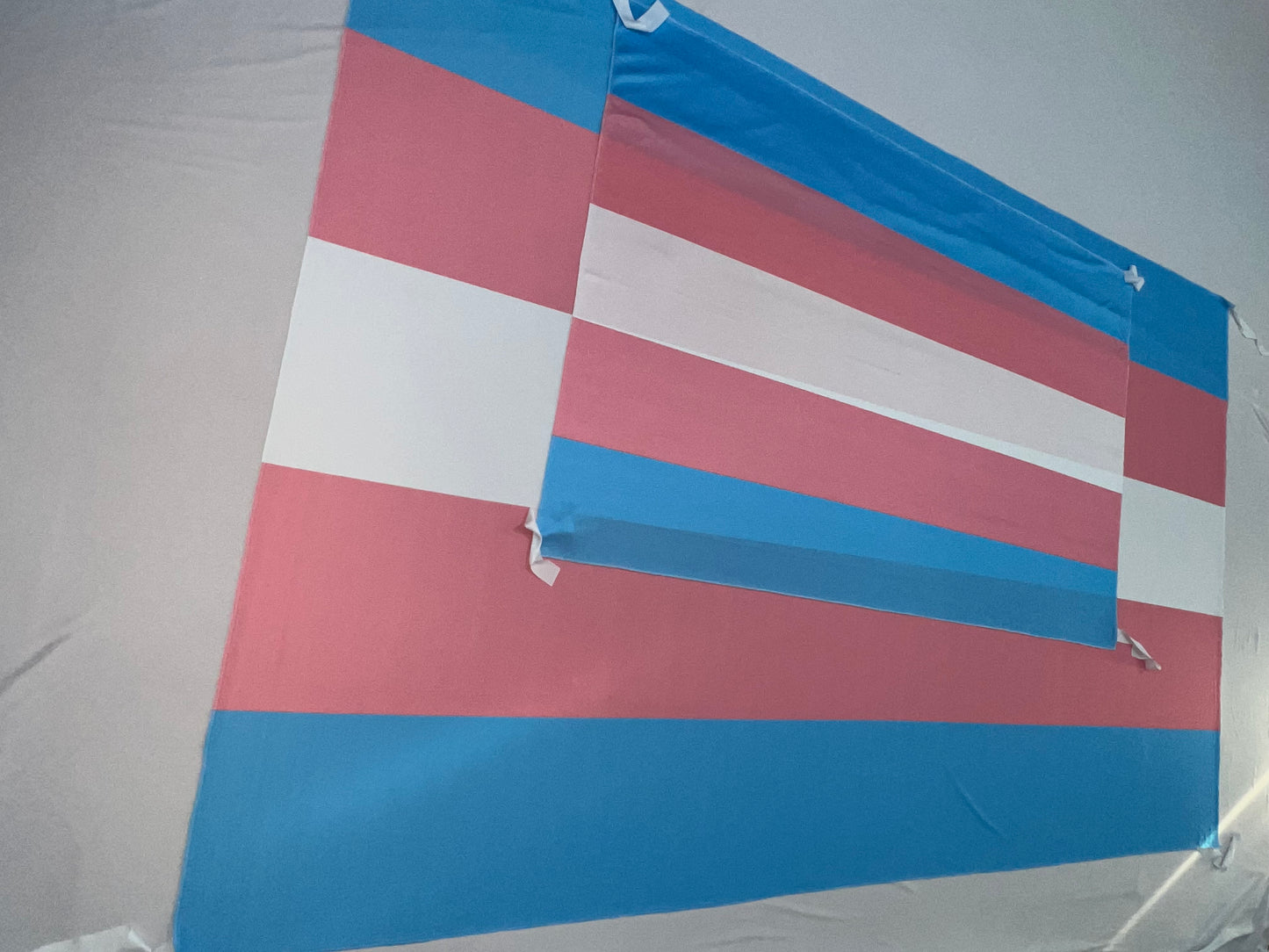 Bandera del Orgullo Trans – 1,50 x 1,00 m / 2,50 x 1,50 m – Tela Resistente – Envío Gratis a Todo el País