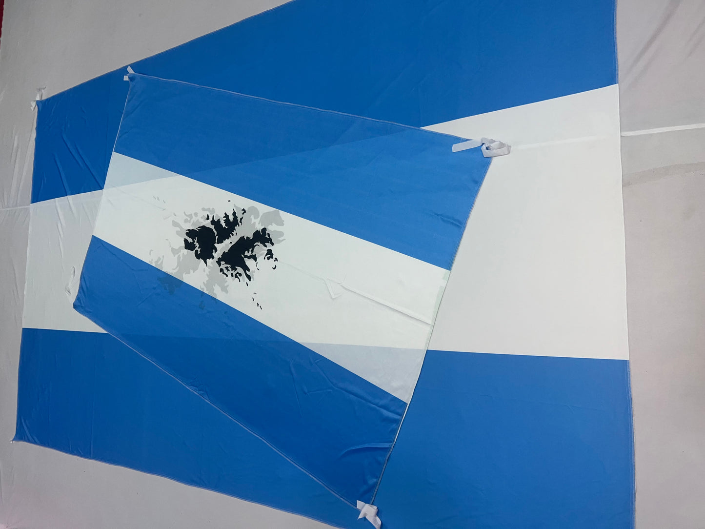 Banderas de Malvinas Argentinas (modelo 1 )– 1,50 x 1,00 m / 2,50 x 1,50 m – Tela Resistente – Envío Gratis a Todo el País 🇦🇷