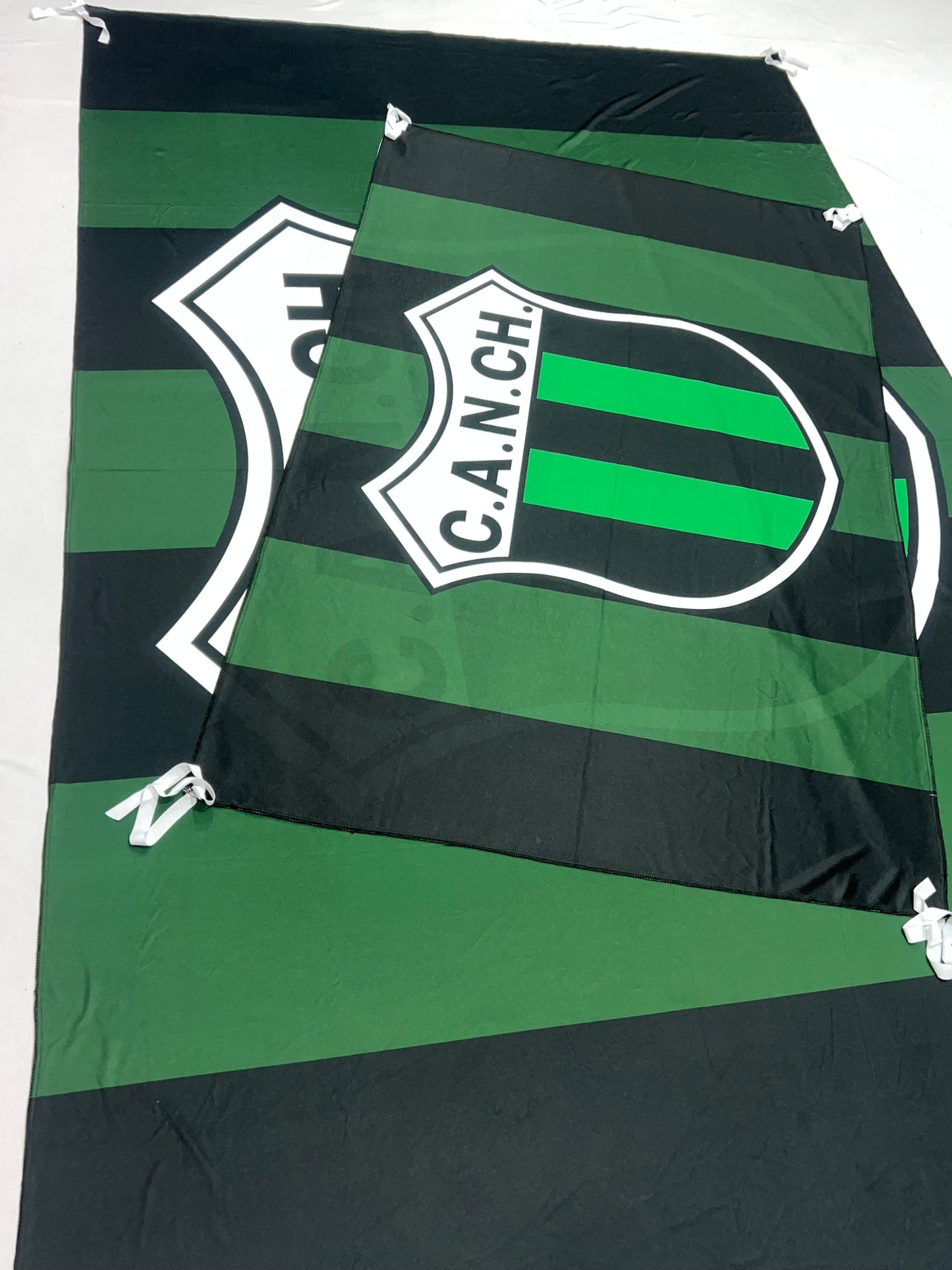 Banderas de Nueva Chicago – 1,50 x 1,00 m / 2,50 x 1,50 m – Tela Resistente – Envío Gratis a Todo el País 🇦🇷