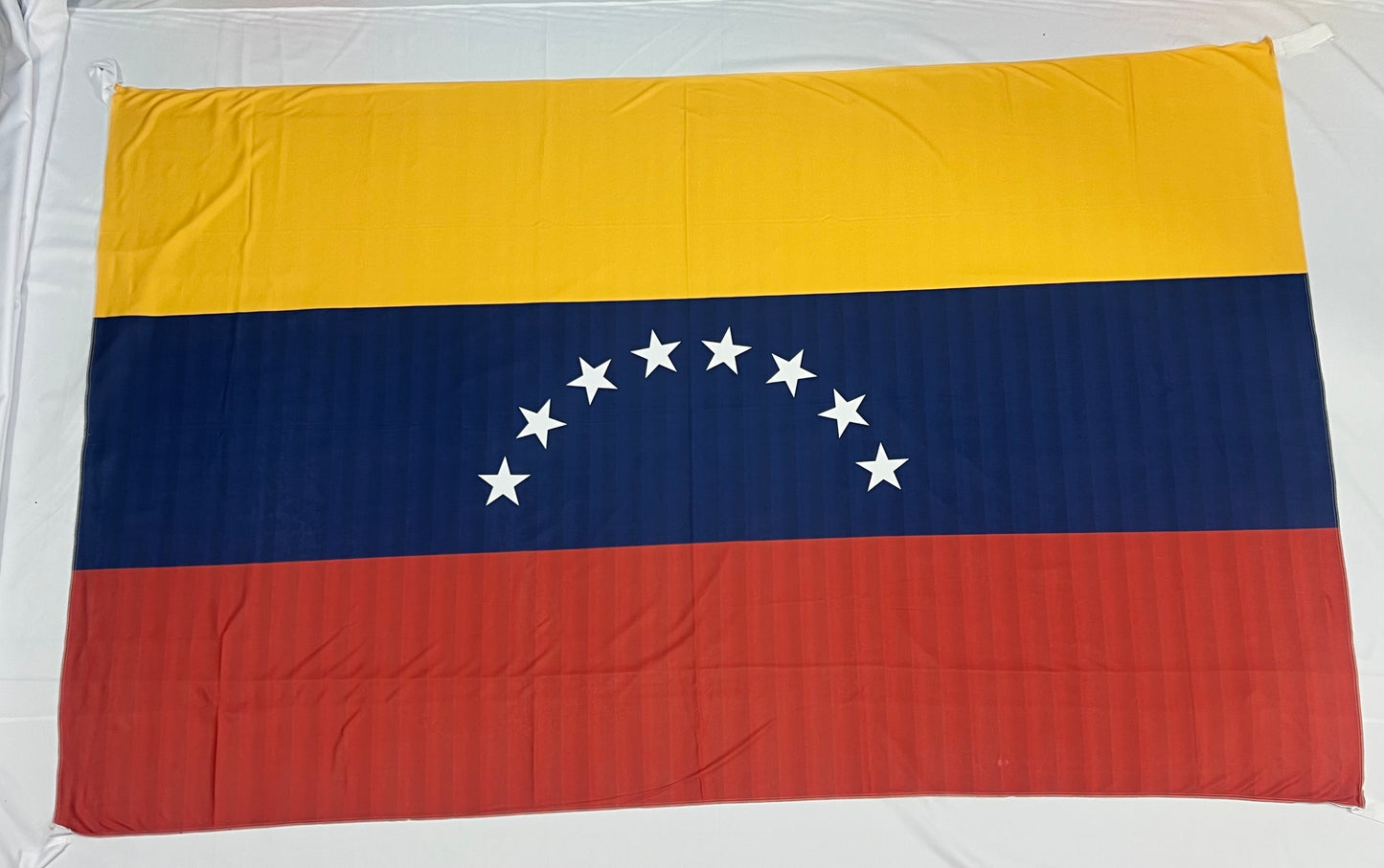 Banderas de Venezuela – 1,50 x 1,00 m / 2,50 x 1,50 m – Tela Resistente – Envío Gratis a Todo el País 🇻🇪