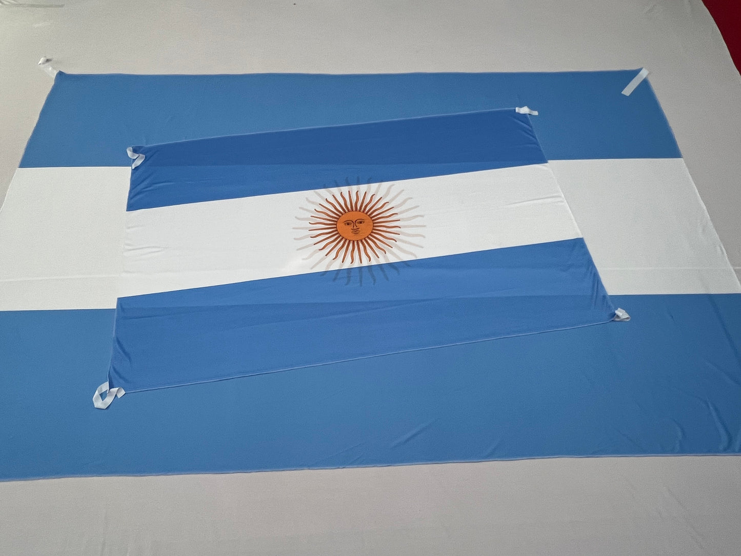 Bandera Argentina – 1,50 x 1,00 m / 2,50 x 1,50 m – Tela Resistente – Envío Gratis a Todo el País